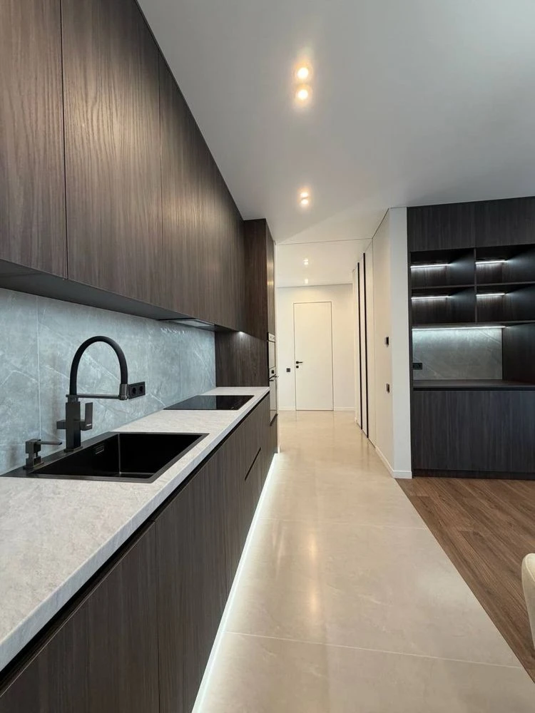 Spacious two-bedroom apartment in a family-class business district Par