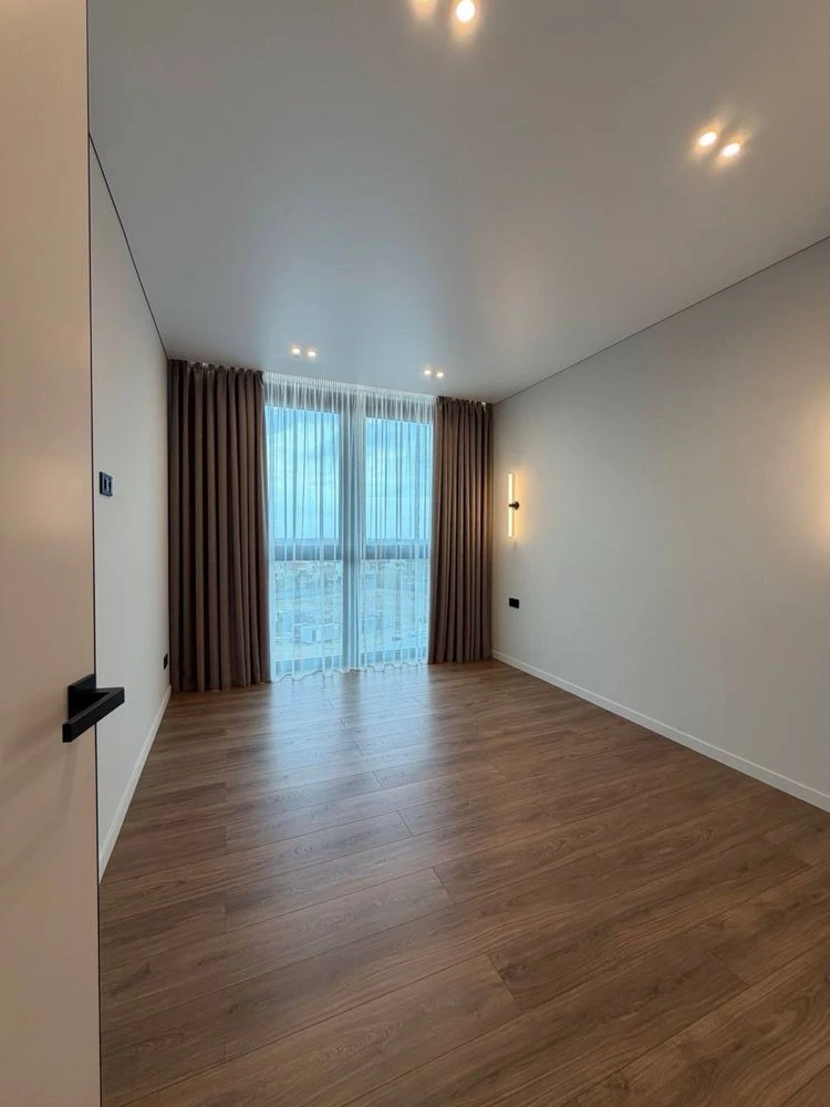 Spacious two-bedroom apartment in a family-class business district Par