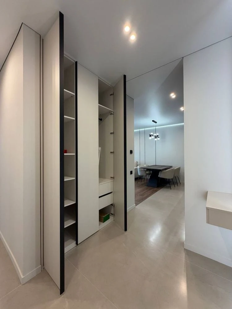 Spacious two-bedroom apartment in a family-class business district Par