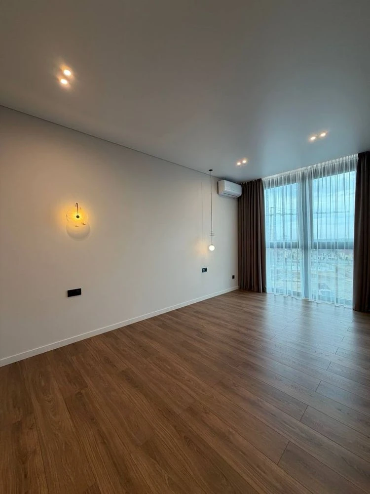 Spacious two-bedroom apartment in a family-class business district Par