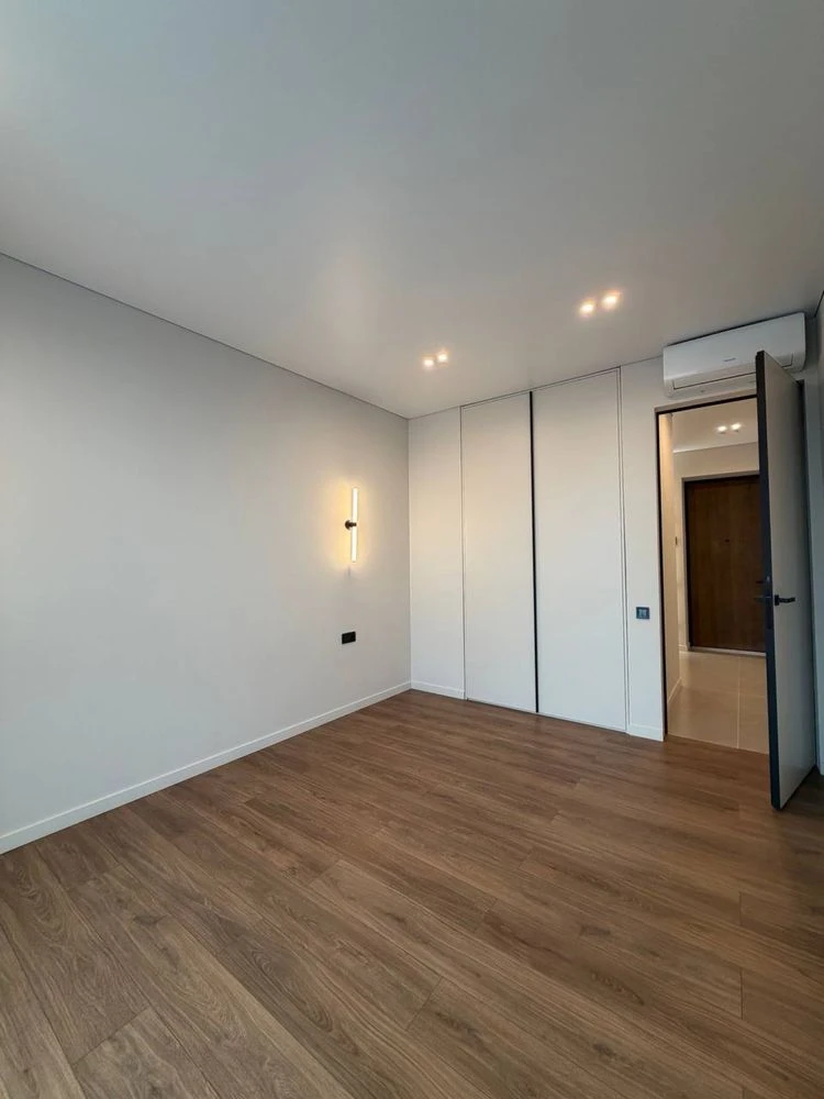 Spacious two-bedroom apartment in a family-class business district Par