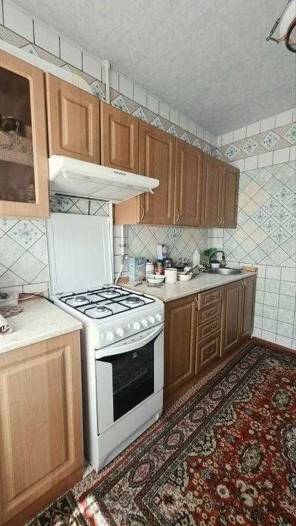 Spacious 2-bedroom apartment on Myrotenko Street in a brick building