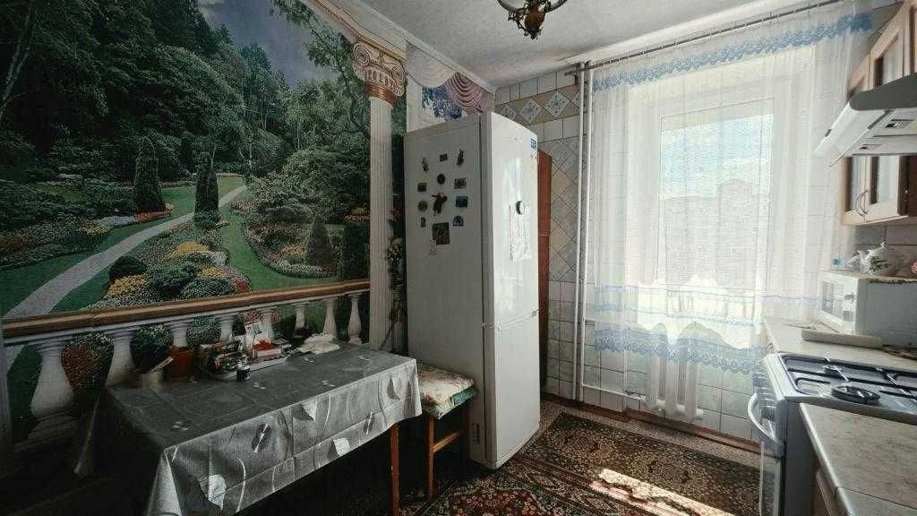 Spacious 2-bedroom apartment on Myrotenko Street in a brick building