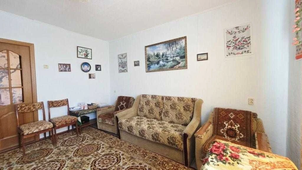 Spacious 2-bedroom apartment on Myrotenko Street in a brick building