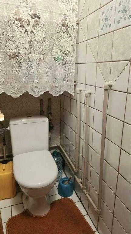 Spacious 2-bedroom apartment on Myrotenko Street in a brick building