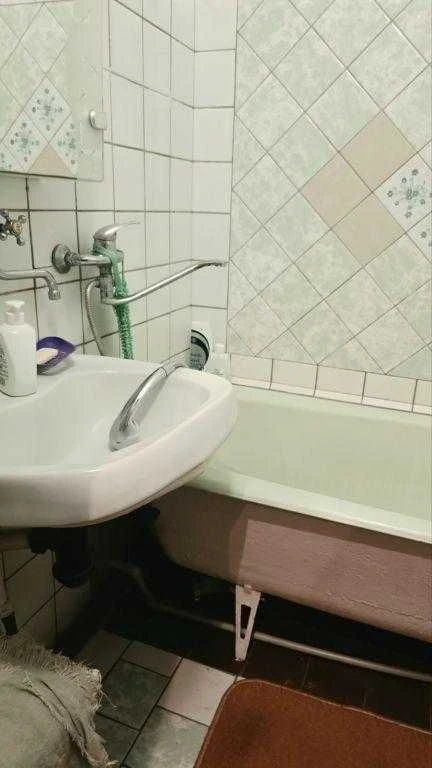 Spacious 2-bedroom apartment on Myrotenko Street in a brick building