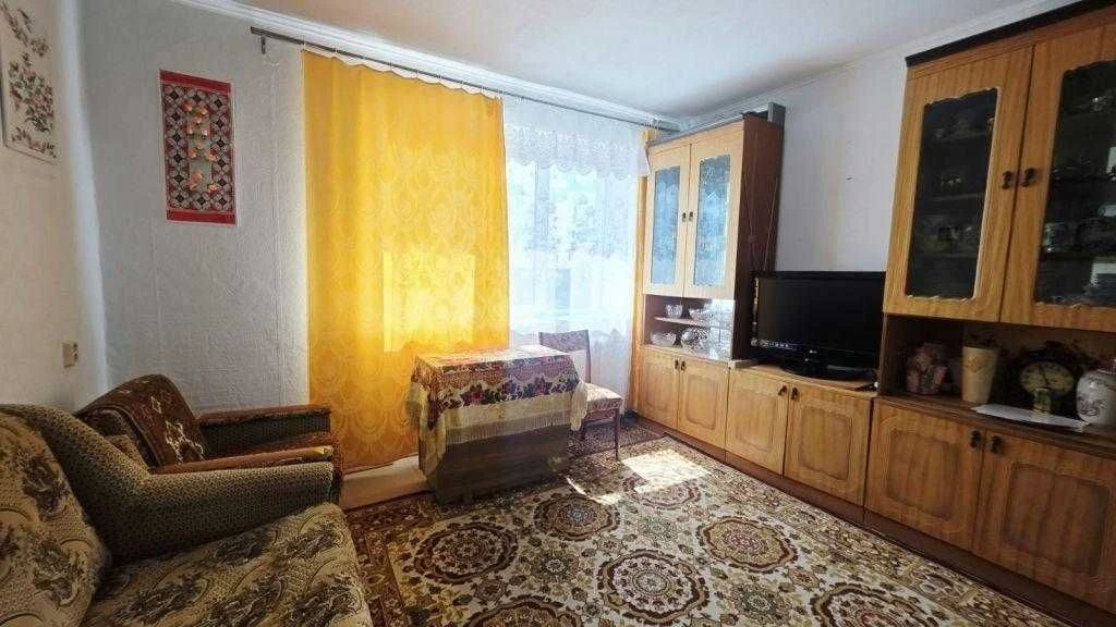Spacious 2-bedroom apartment on Myrotenko Street in a brick building