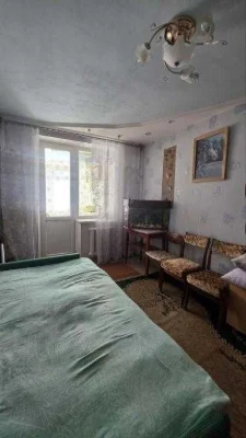 Spacious 2-bedroom apartment on Myrotenko Street in a brick building