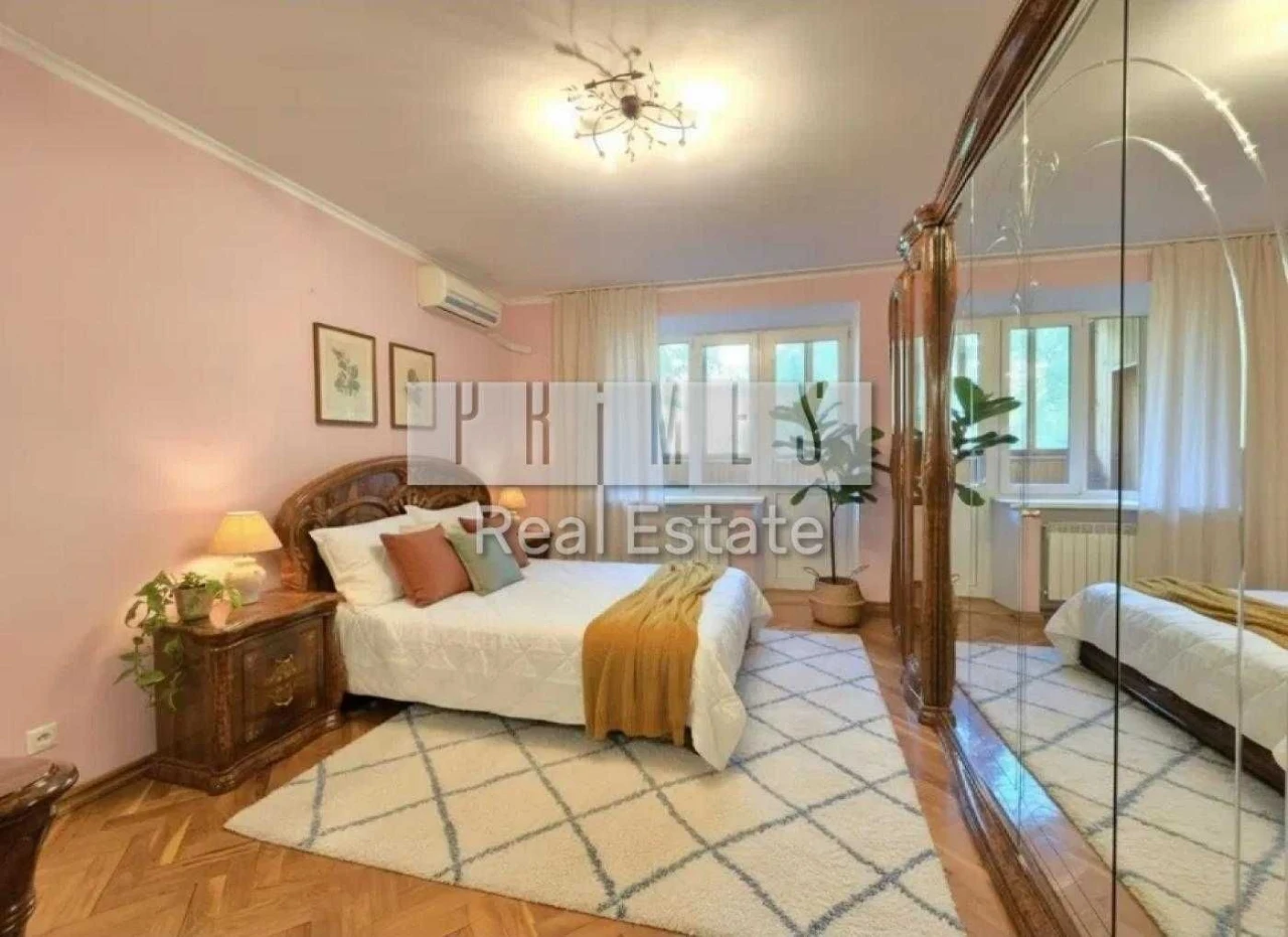 Sale of a 3-room apartment in the historic center of Kyiv