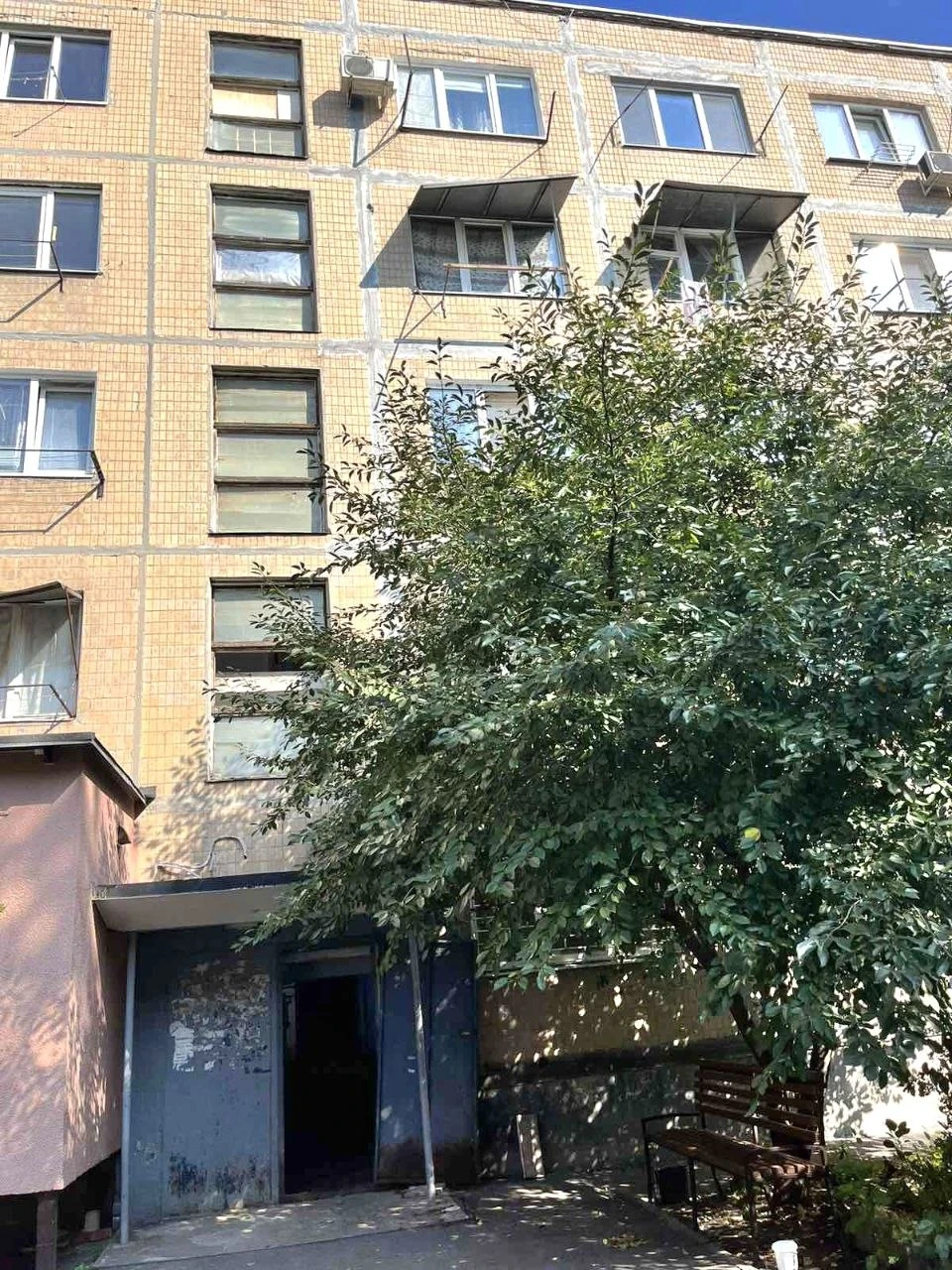 Selling one-room apartment (guest room) with its own bathroom