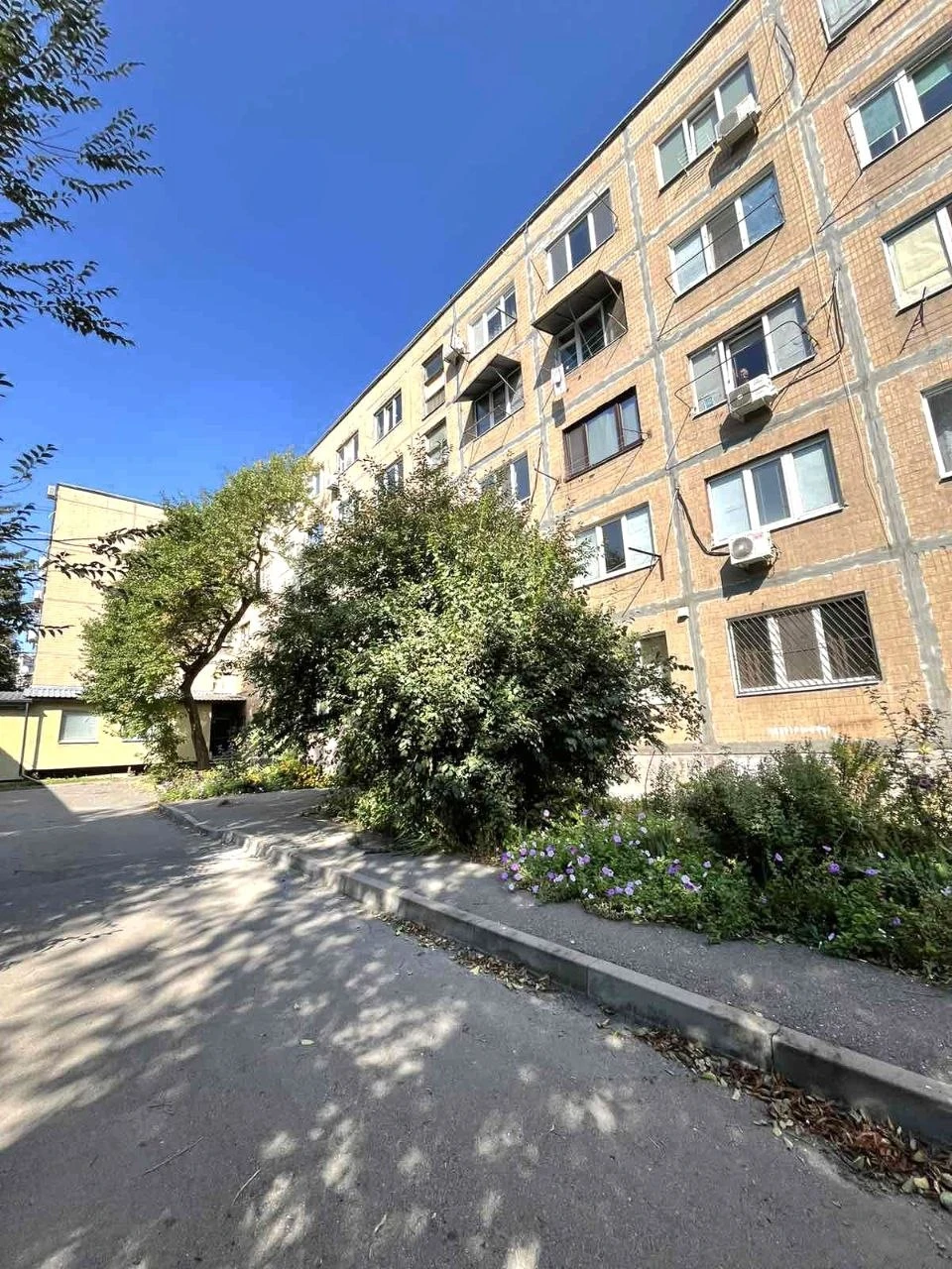 Selling one-room apartment (guest room) with its own bathroom