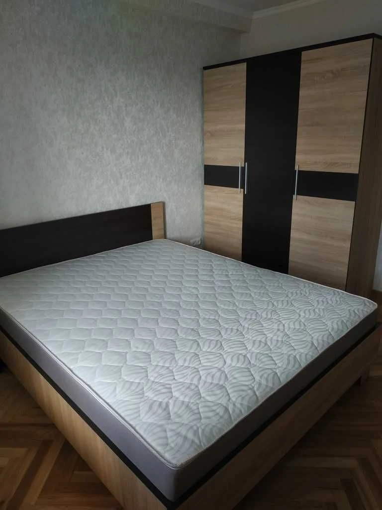 Продам 2кв. після ремонту  біля метро Дарниця