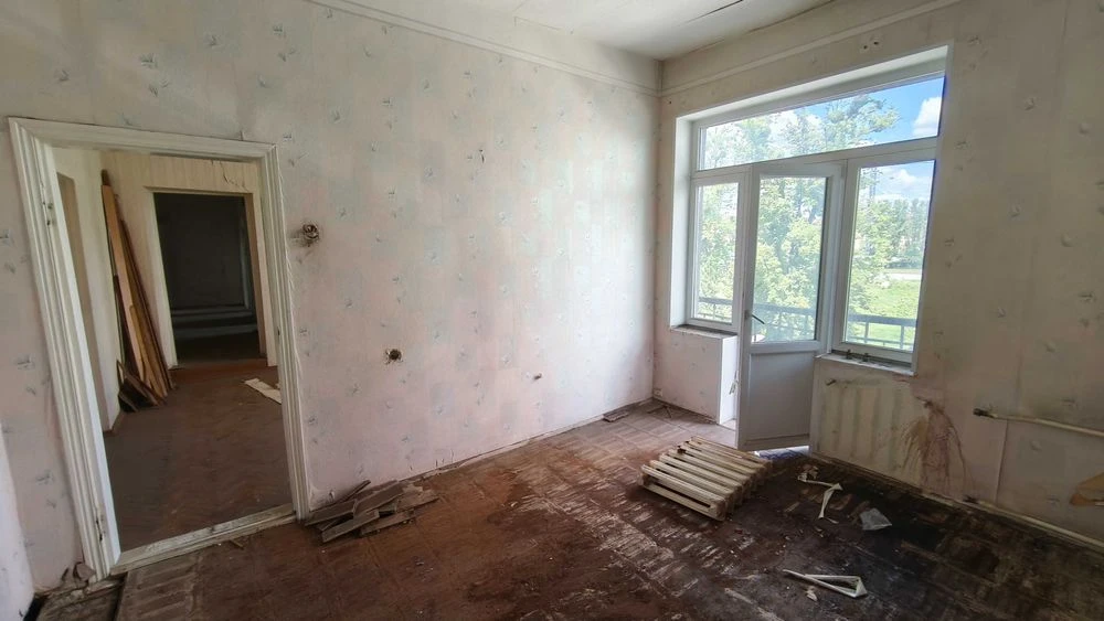 For sale: 3-room apartment 100 meters from the Nauchnaya metro station, 4th