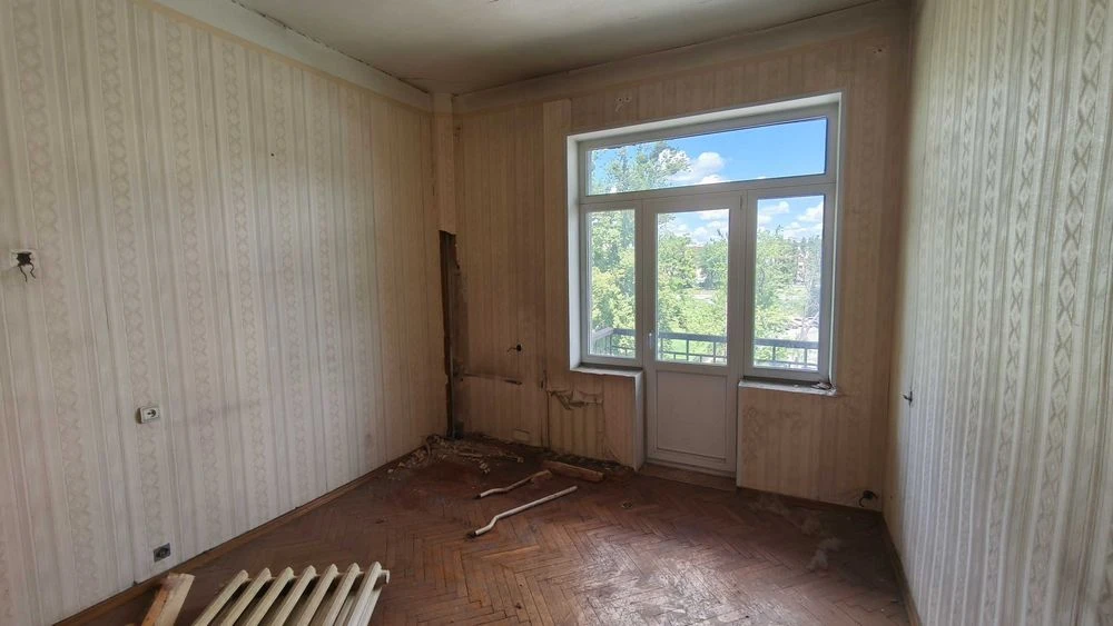 For sale: 3-room apartment 100 meters from the Nauchnaya metro station, 4th
