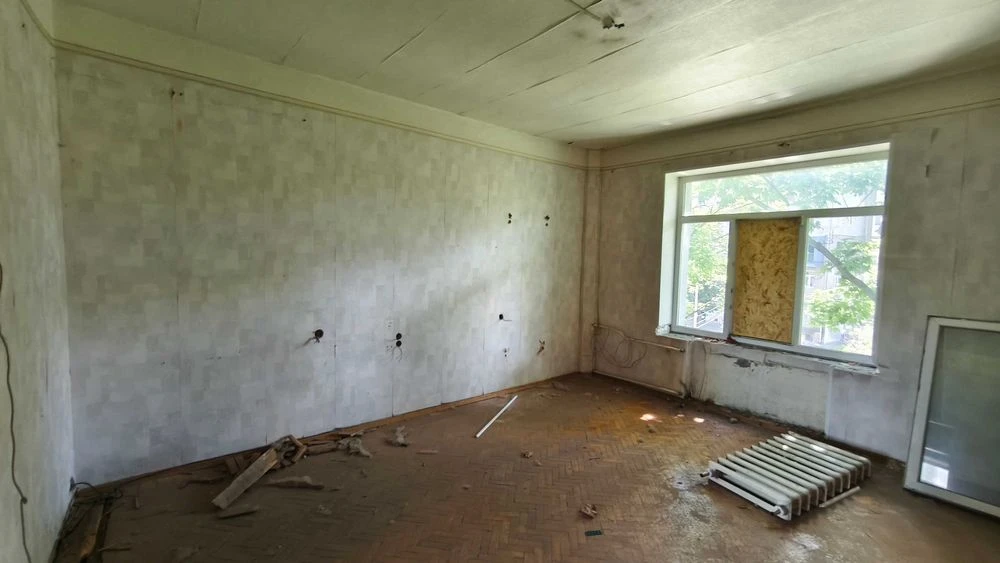 For sale: 3-room apartment 100 meters from the Nauchnaya metro station, 4th
