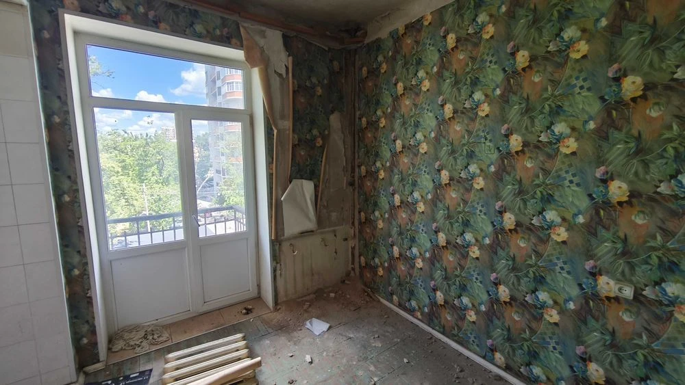 For sale: 3-room apartment 100 meters from the Nauchnaya metro station, 4th