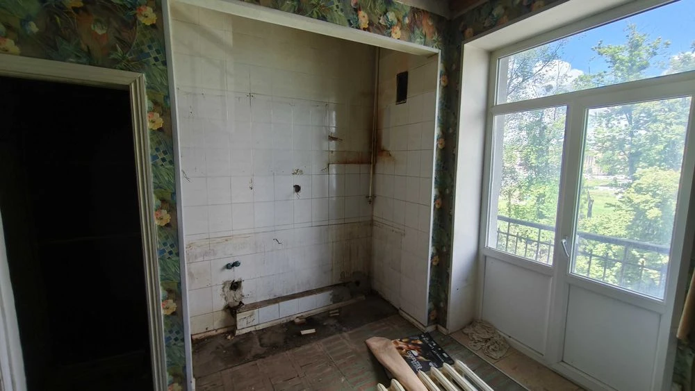 For sale: 3-room apartment 100 meters from the Nauchnaya metro station, 4th