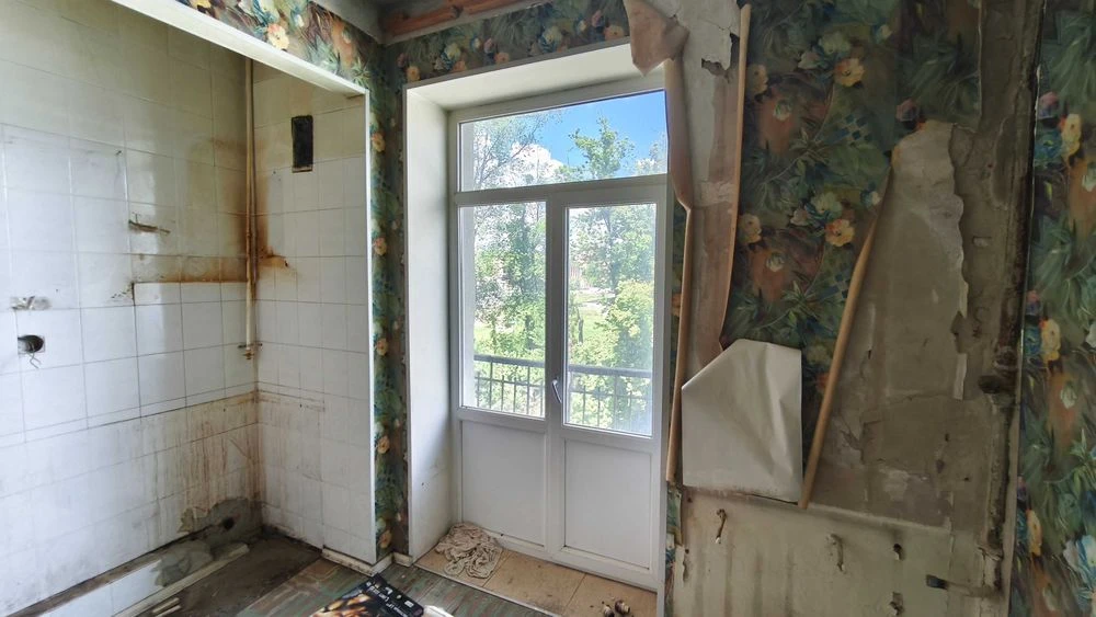 For sale: 3-room apartment 100 meters from the Nauchnaya metro station, 4th