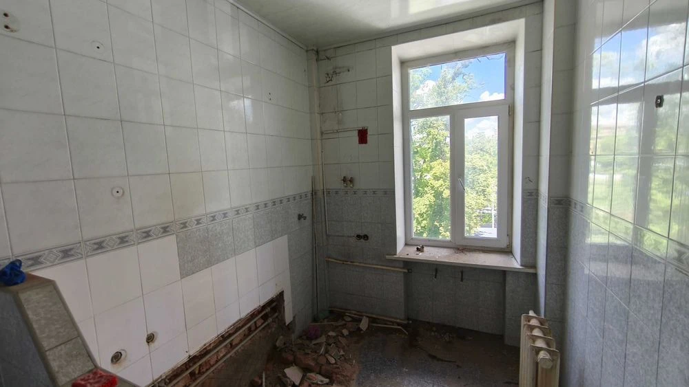 For sale: 3-room apartment 100 meters from the Nauchnaya metro station, 4th