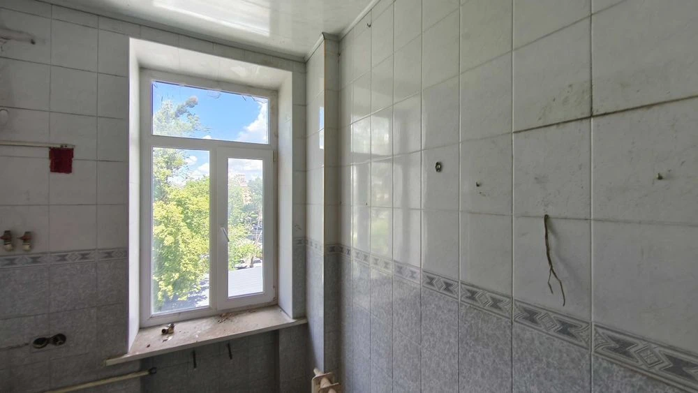 For sale: 3-room apartment 100 meters from the Nauchnaya metro station, 4th