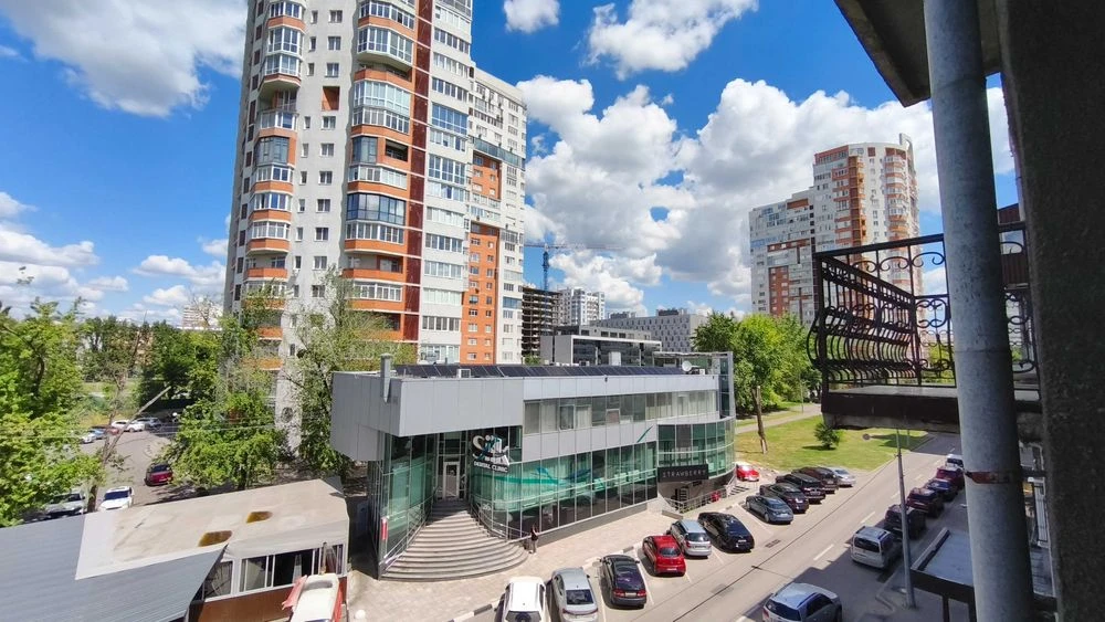 For sale: 3-room apartment 100 meters from the Nauchnaya metro station, 4th