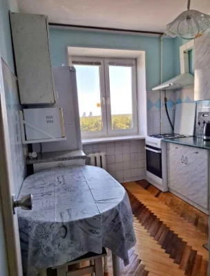 Продається 2-кімнатна квартира на проспекті Лісовому, будинок 43, Деснянський район