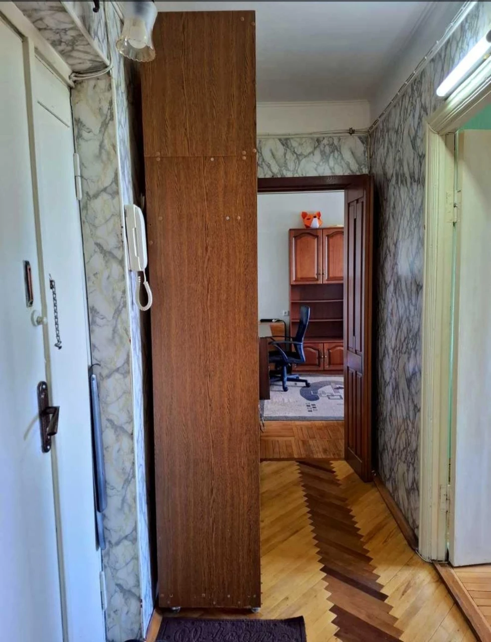 Продається 2-кімнатна квартира на проспекті Лісовому, будинок 43, Деснянський район