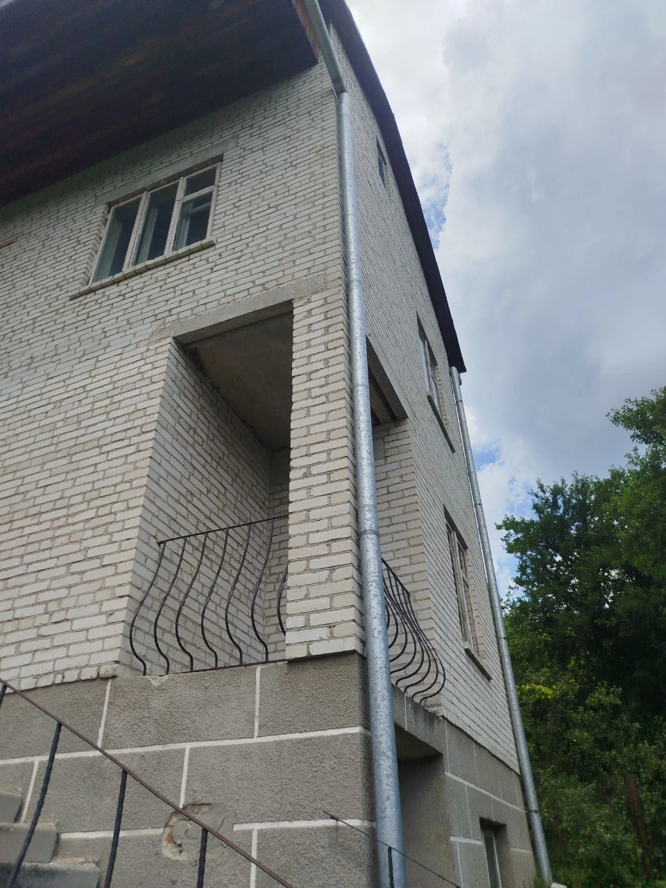 Цегляний будинок біля Львова 2 км від Сихова