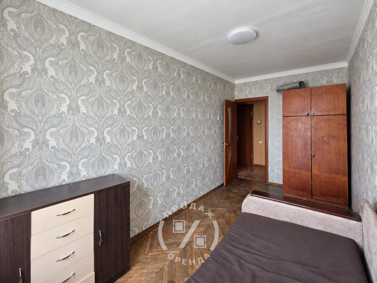 Sale of a 2-bedroom apartment: separate rooms, brick house