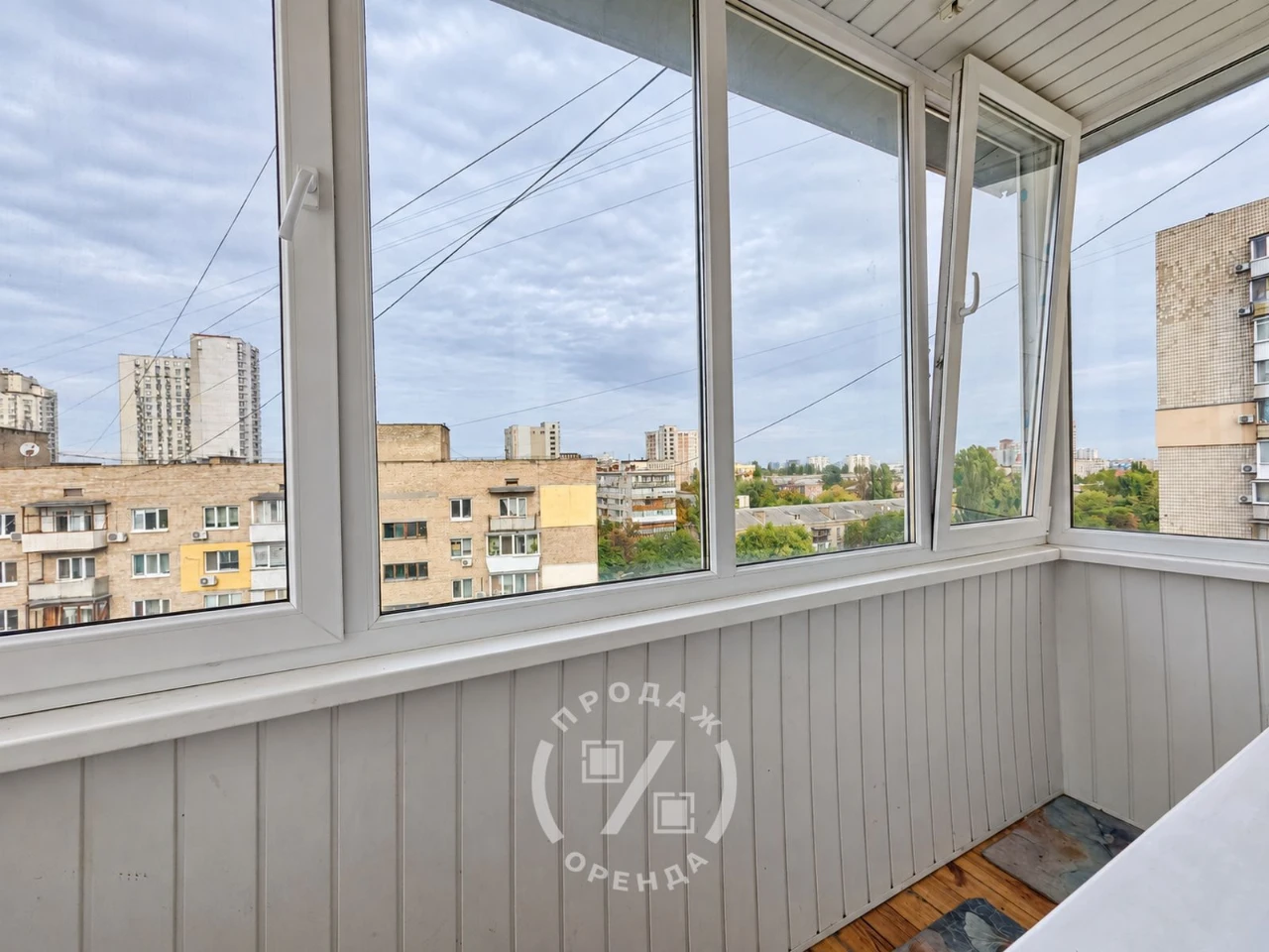 Sale of a 2-bedroom apartment: separate rooms, brick house