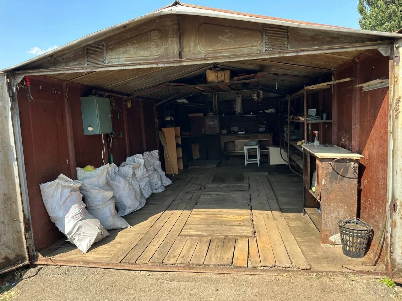 Garage on Vygorskogo with a pit and basement