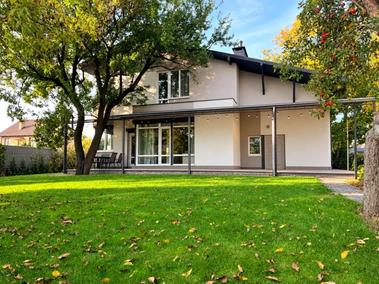 Rent of a 190 m² 6 acres house