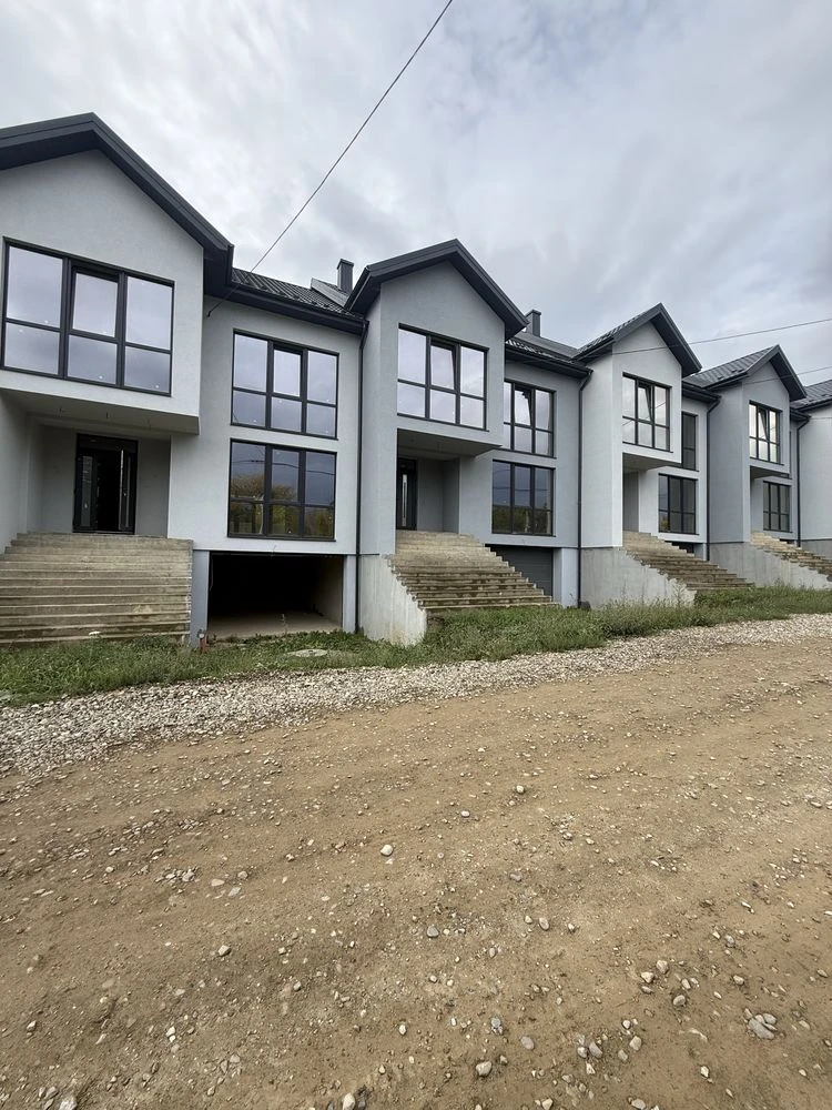 Sale of modern, gas-connected townhouses