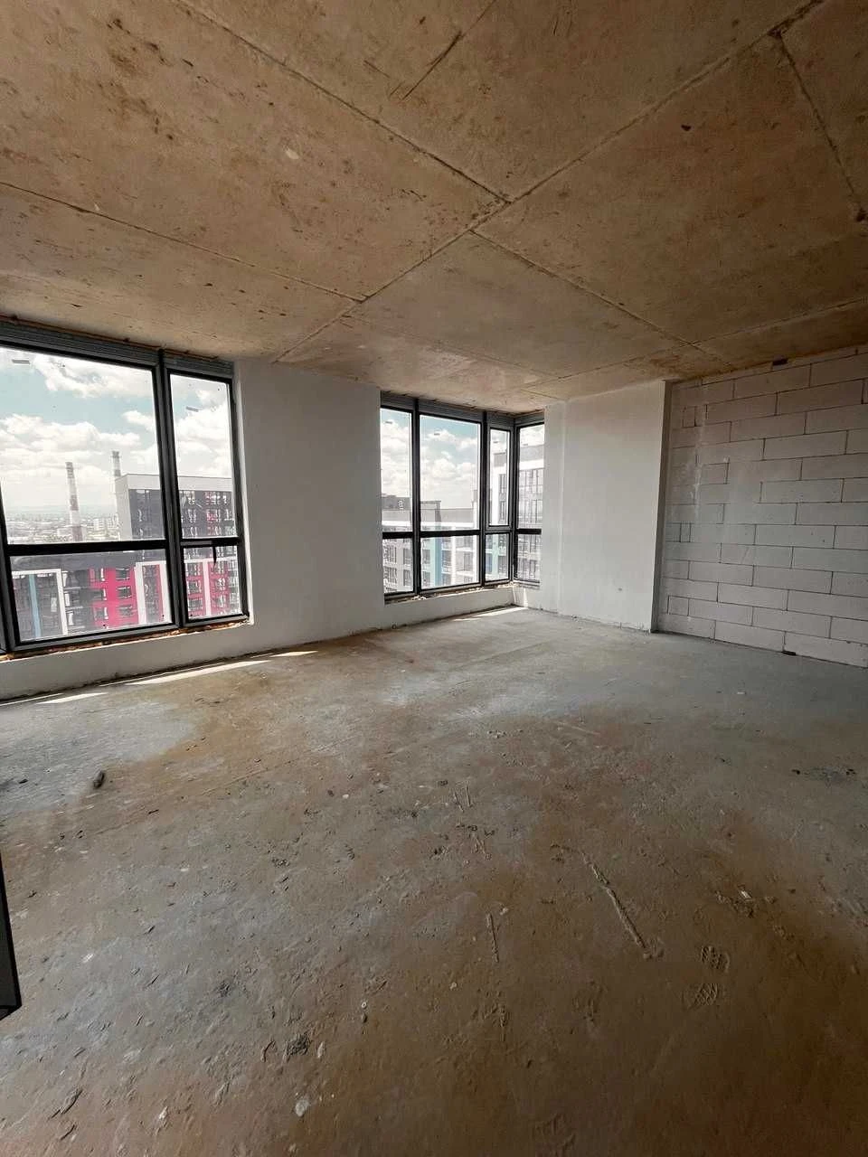 Three-room apartment with a terrace overlooking the Carpathians in a completed building
