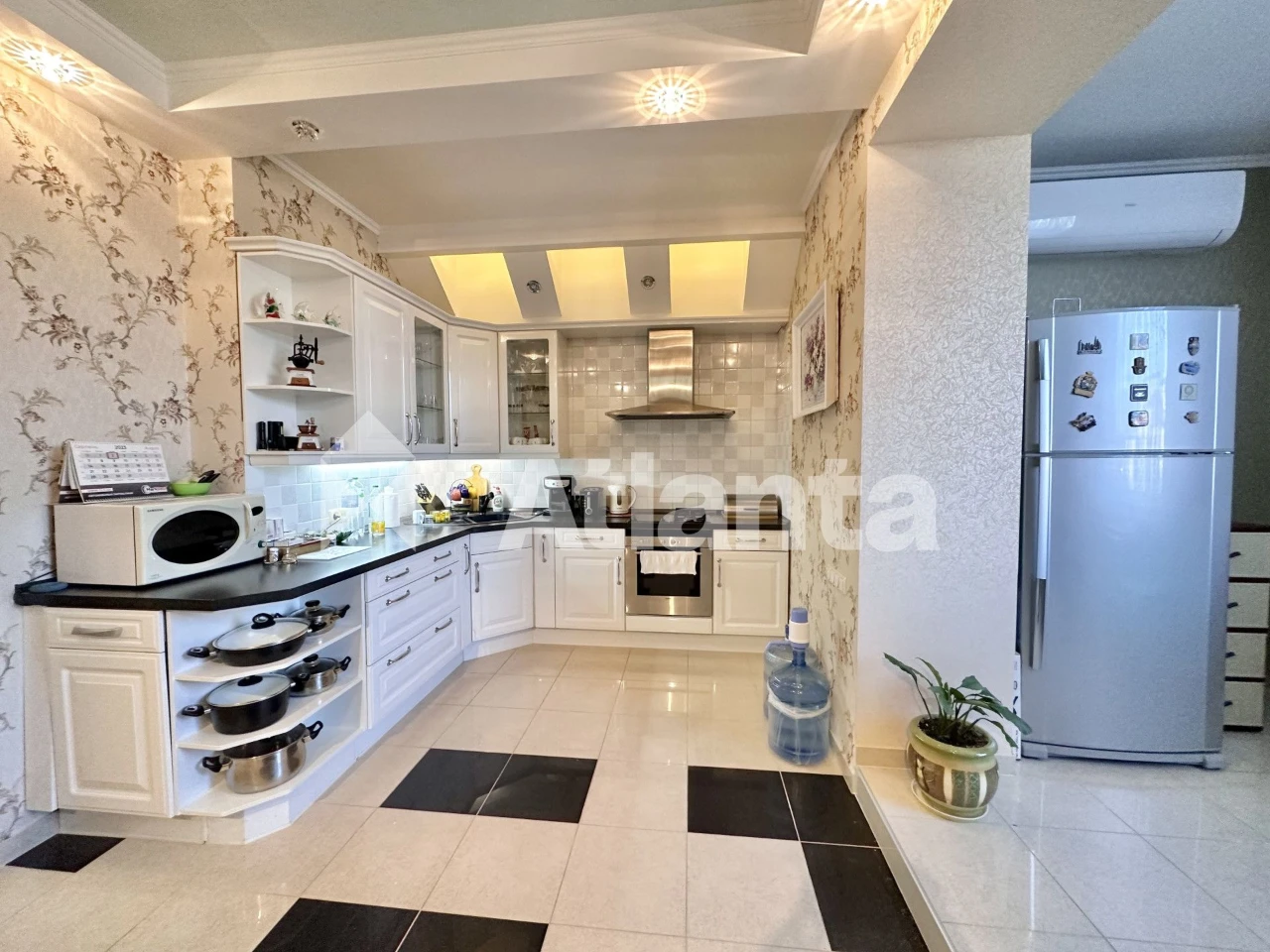 4-room apartment for a family in a brick house Levanesky/Kaminina