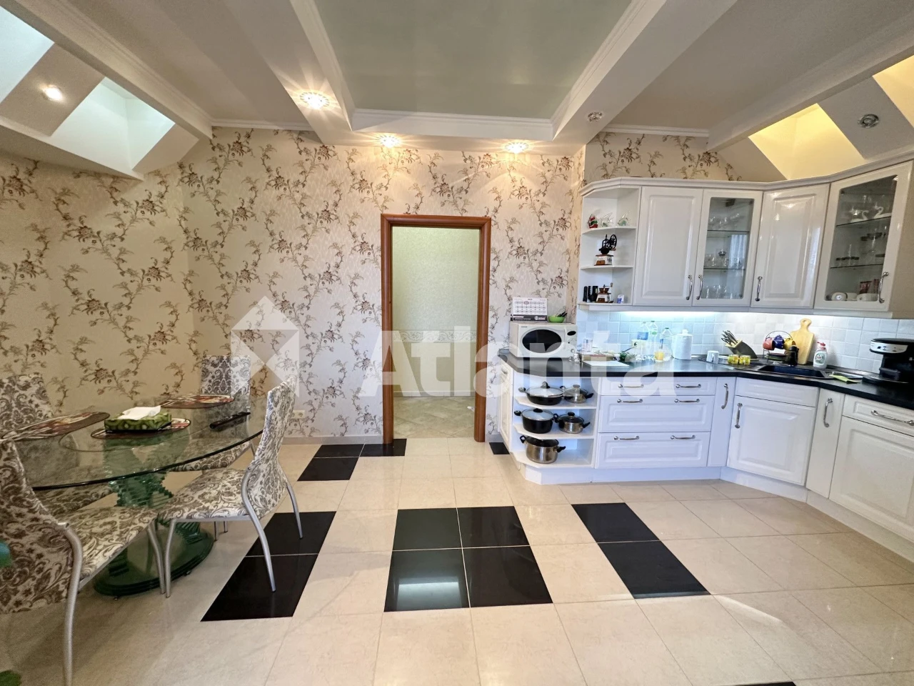 4-room apartment for a family in a brick house Levanesky/Kaminina