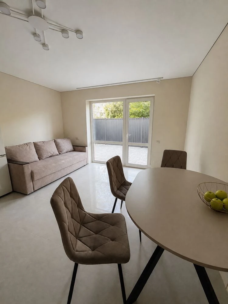 I am selling a townhouse with renovation, furniture and appliances in Vinnytsia