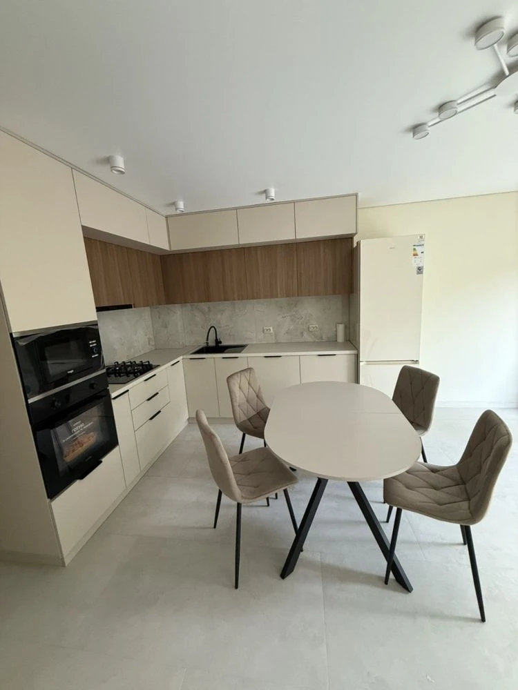 I am selling a townhouse with renovation, furniture and appliances in Vinnytsia