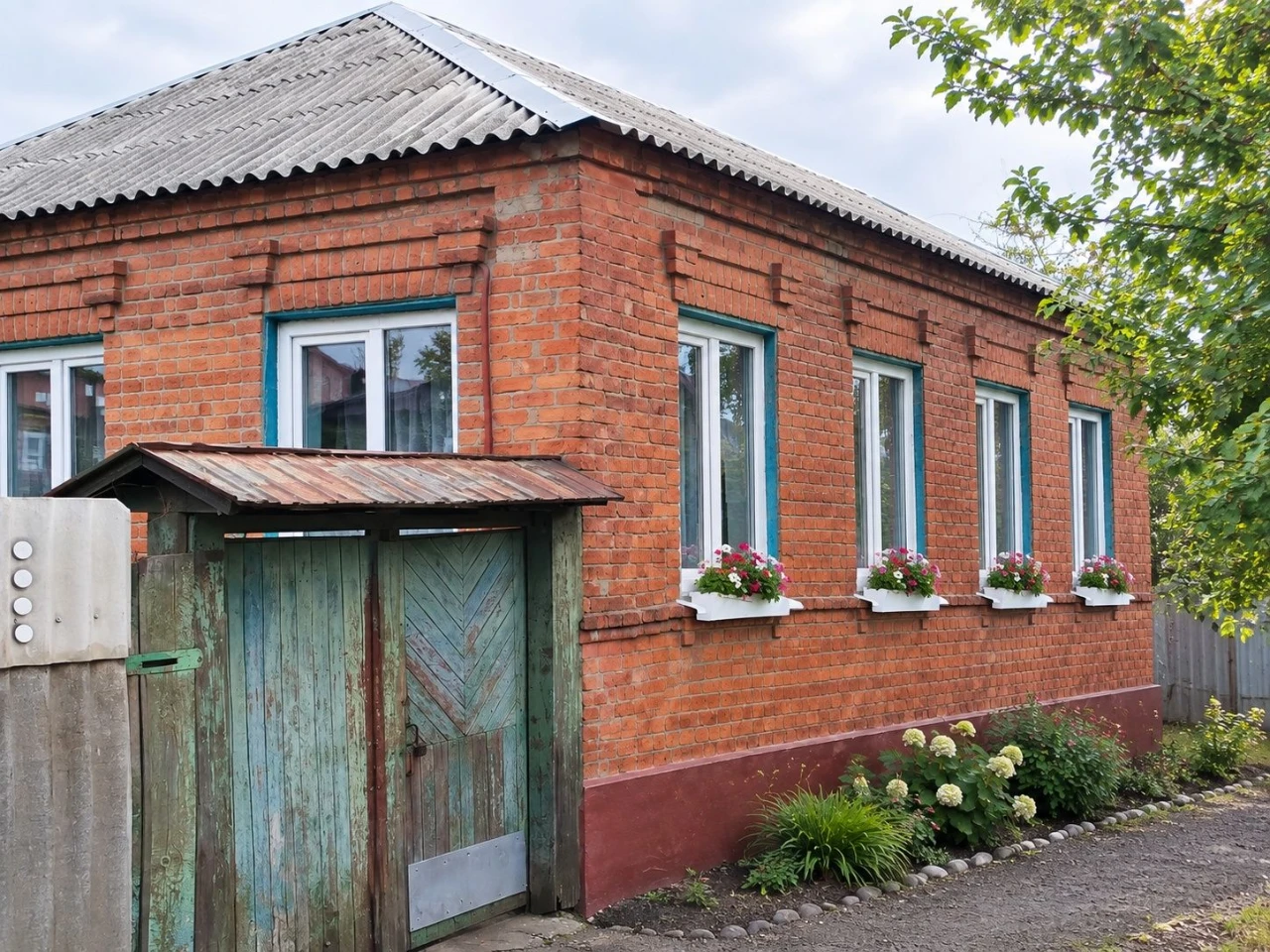 Продам 1/2 цегляного будинку на Сортуванні , 4 кімнати ,3 со