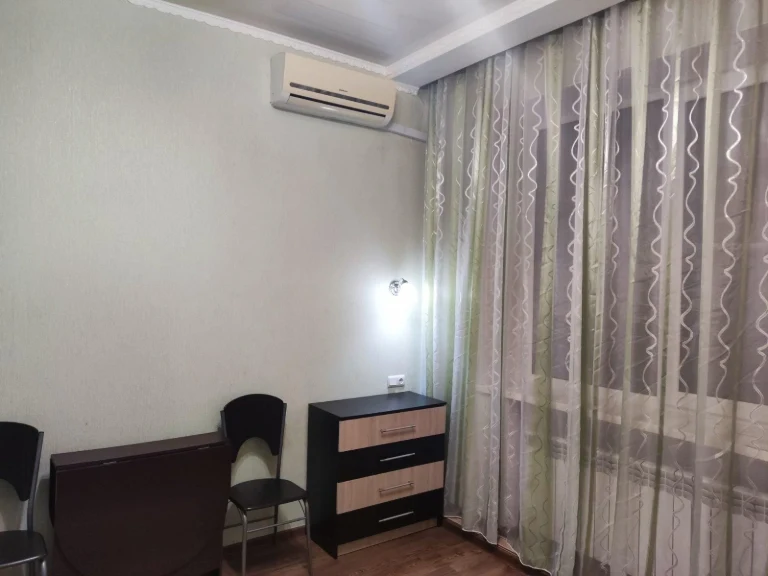 Продаж 1-кімнатна квартира на Добровольців 5, метро "Метростроителей"