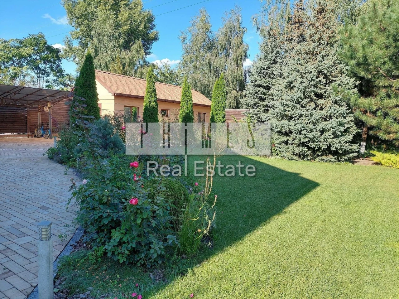 Rent a 3-story house, private beach, pier and berth,