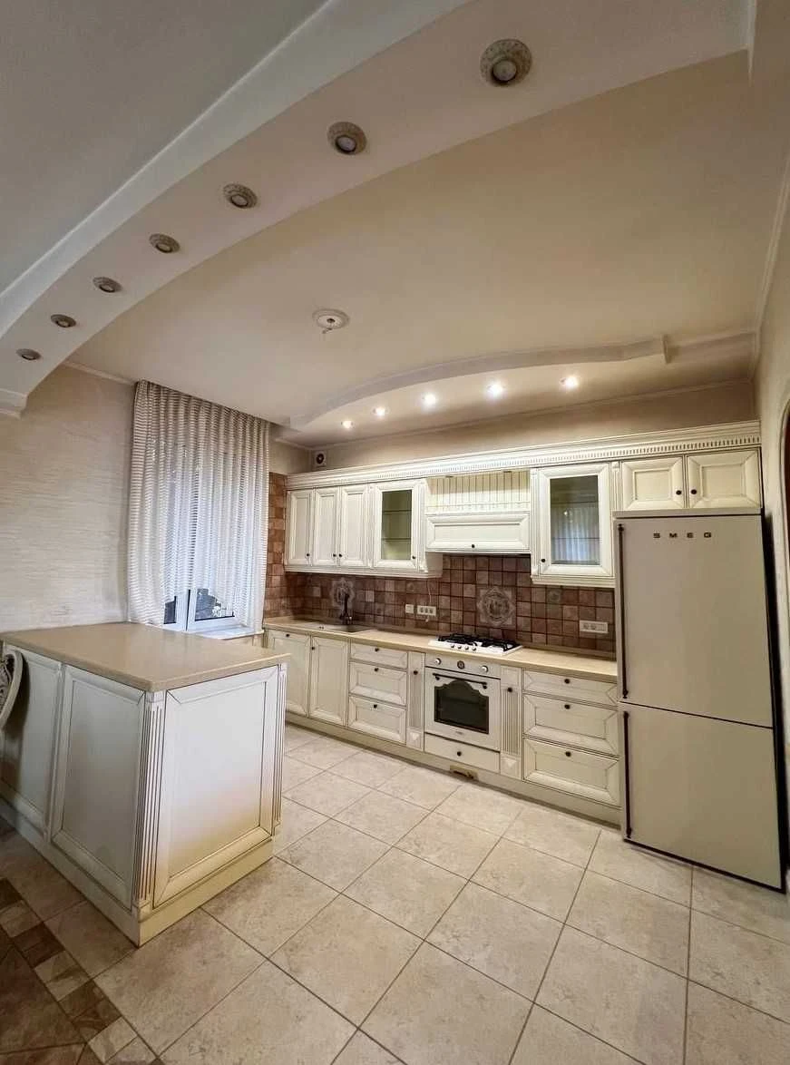 Продам будинок на 10 сотках з підвалом