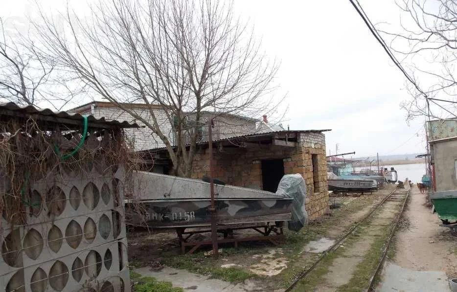 For Sale: Dock on the Embankment