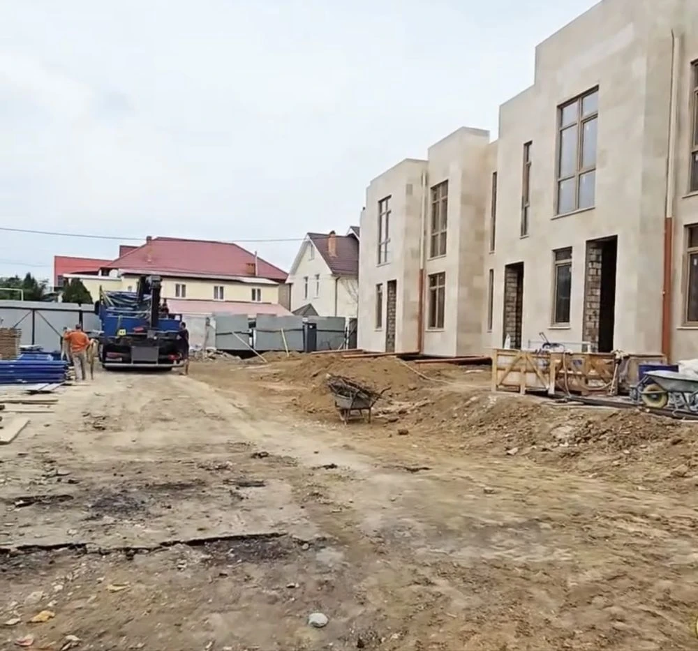 Travertine townhouse on Svitanka Street in installments.