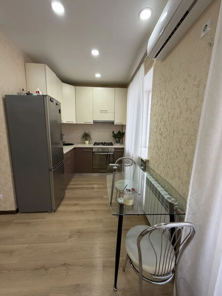 Real. Selling 3-room apartment. Botanichkyi Sad.