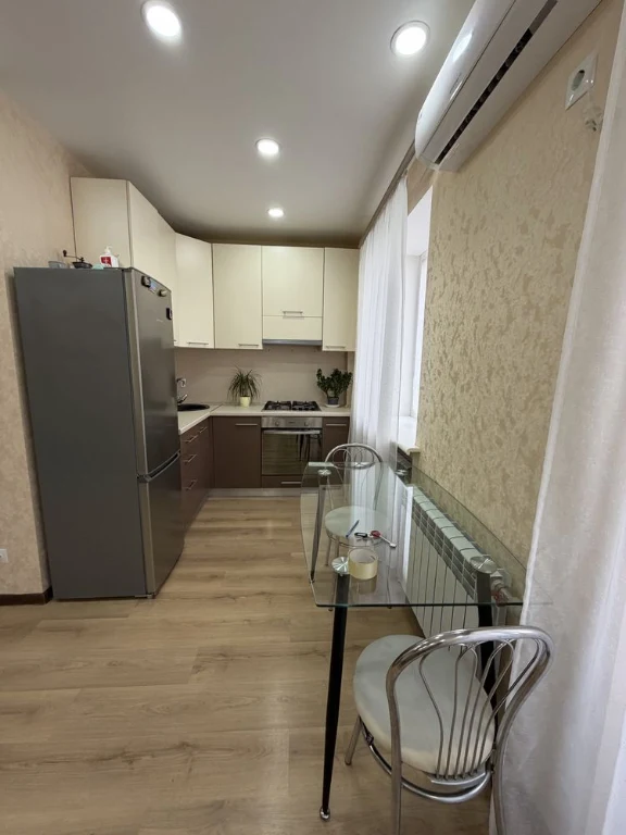Real. Selling 3-room apartment. Botanichkyi Sad.