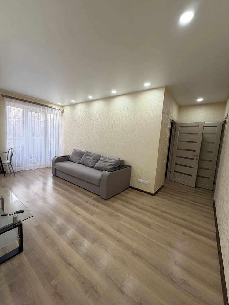 Real. Selling 3-room apartment. Botanichkyi Sad.