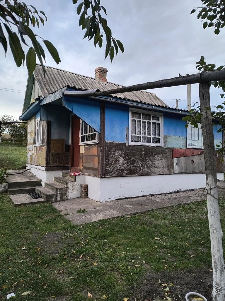 Будинок поряд траси Київ - Рівне