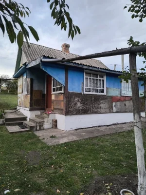 Будинок поряд траси Київ - Рівне