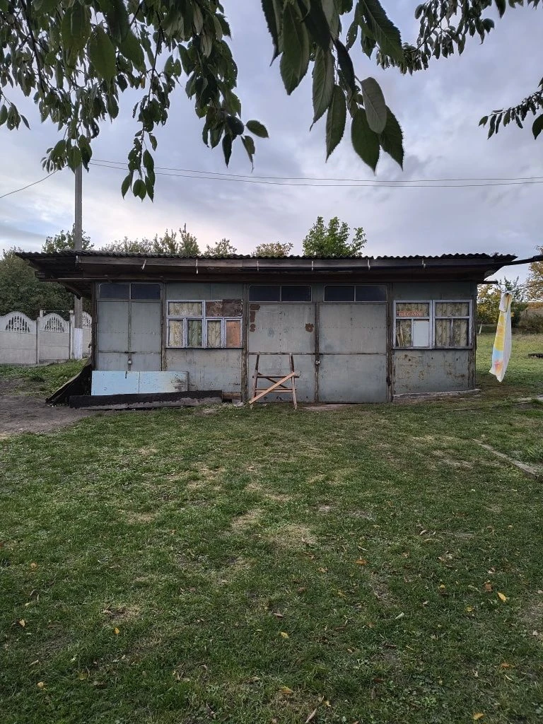 Будинок поряд траси Київ - Рівне